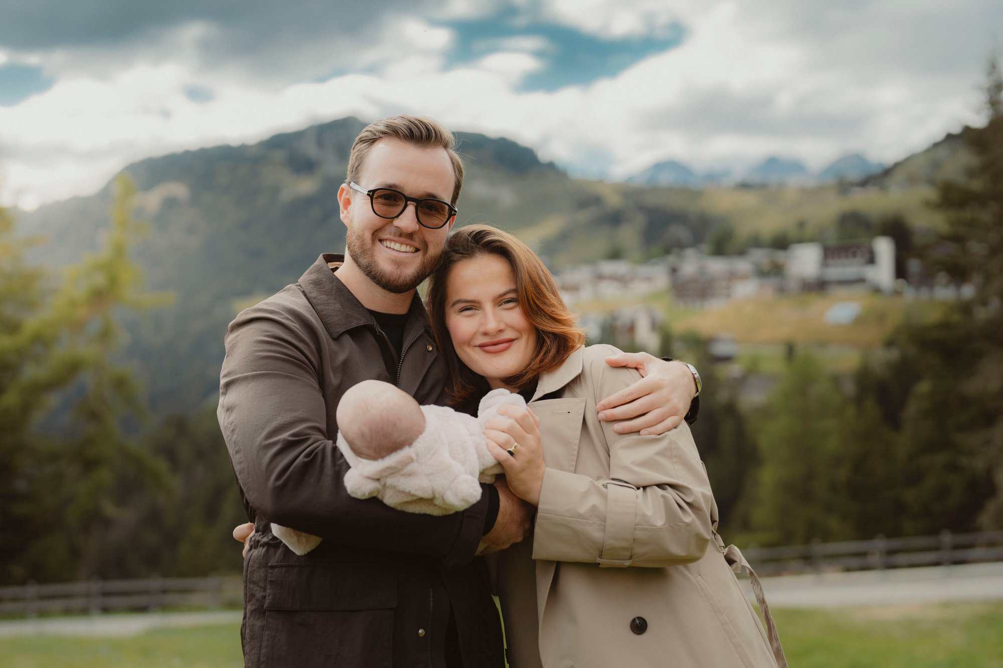 Saul Coltof, Amy Rose und die gemeinsame Tochter vor der Bergkulisse
