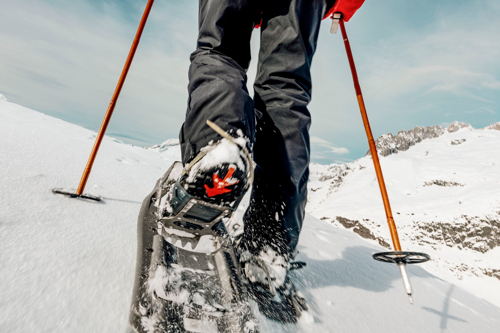 Schneeschuhe und Stöcke auf dem Aletschgletscher