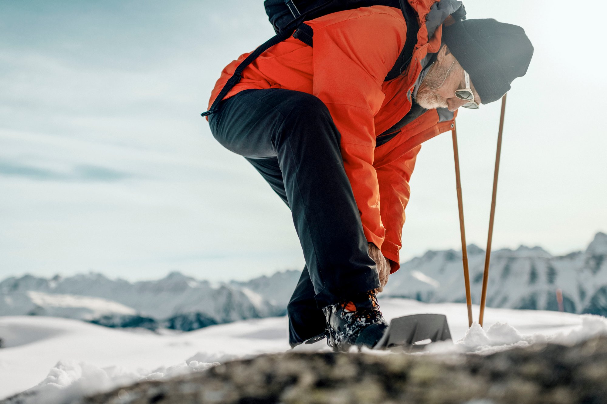 Edelbert Kummer montiert seine Schneeschuhe