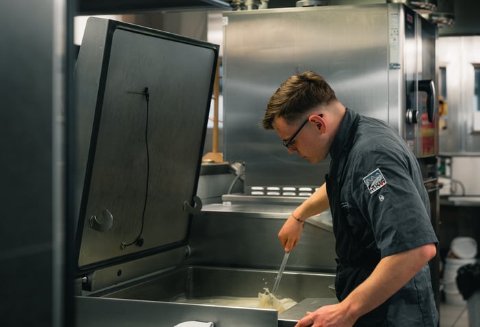 «Wier mäche insch zwäg»: Chris schildert seinen Küchenalltag auf 2700 Meter über Meer