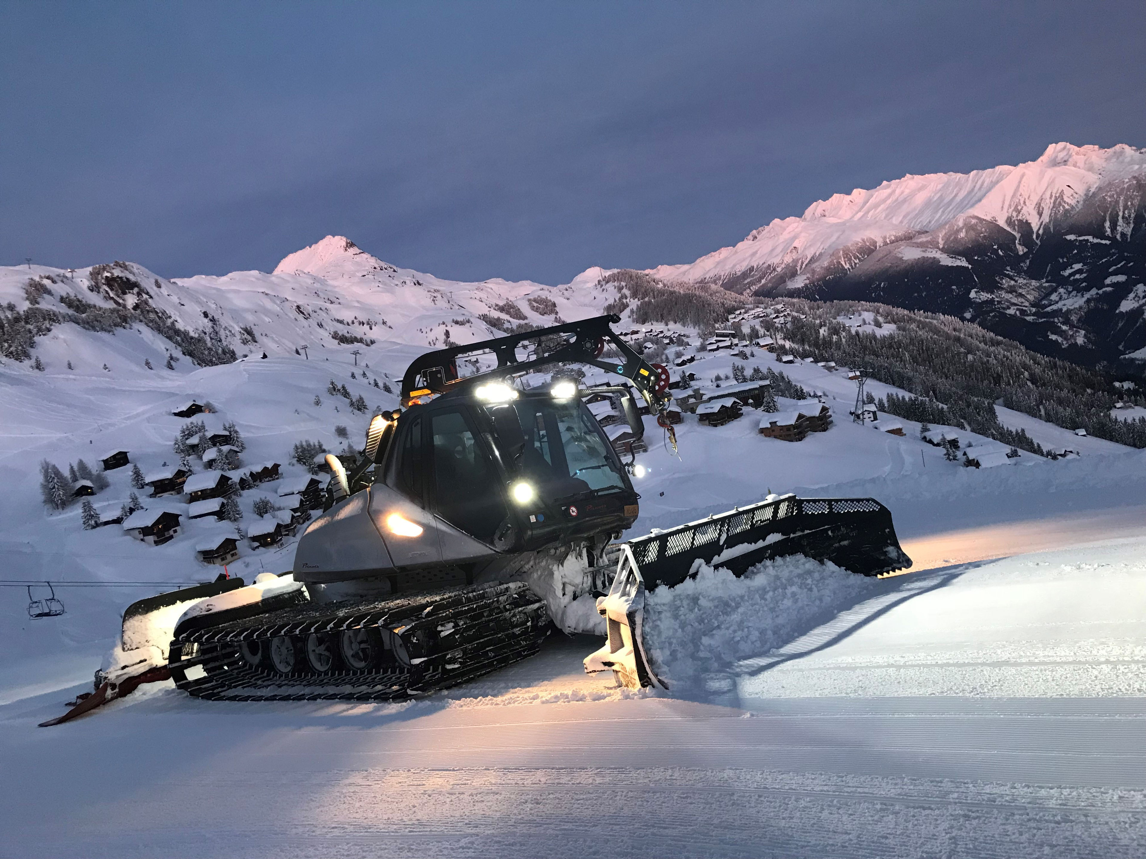 https://4981235.fs1.hubspotusercontent-eu1.net/hubfs/4981235/00-Blog-Gletscherfl%C3%BCstern/DMs/01-04_Helden-der-Nacht/pistenbully-winter-aletsch-arena-03.jpeg