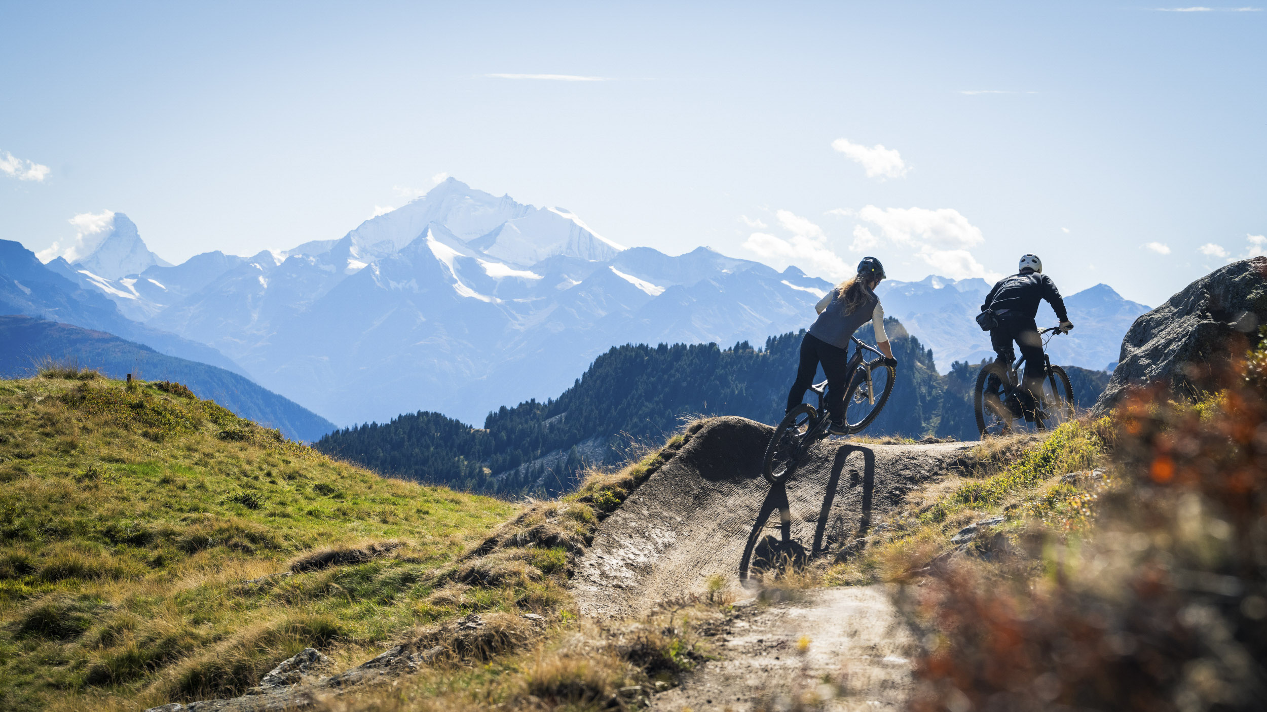 https://4981235.fs1.hubspotusercontent-eu1.net/hubfs/4981235/00-Blog-Gletschergefl%C3%BCster/Enduro/trail-summit-2025-sommer-aletsch-arena-trail-foundation-41.jpg