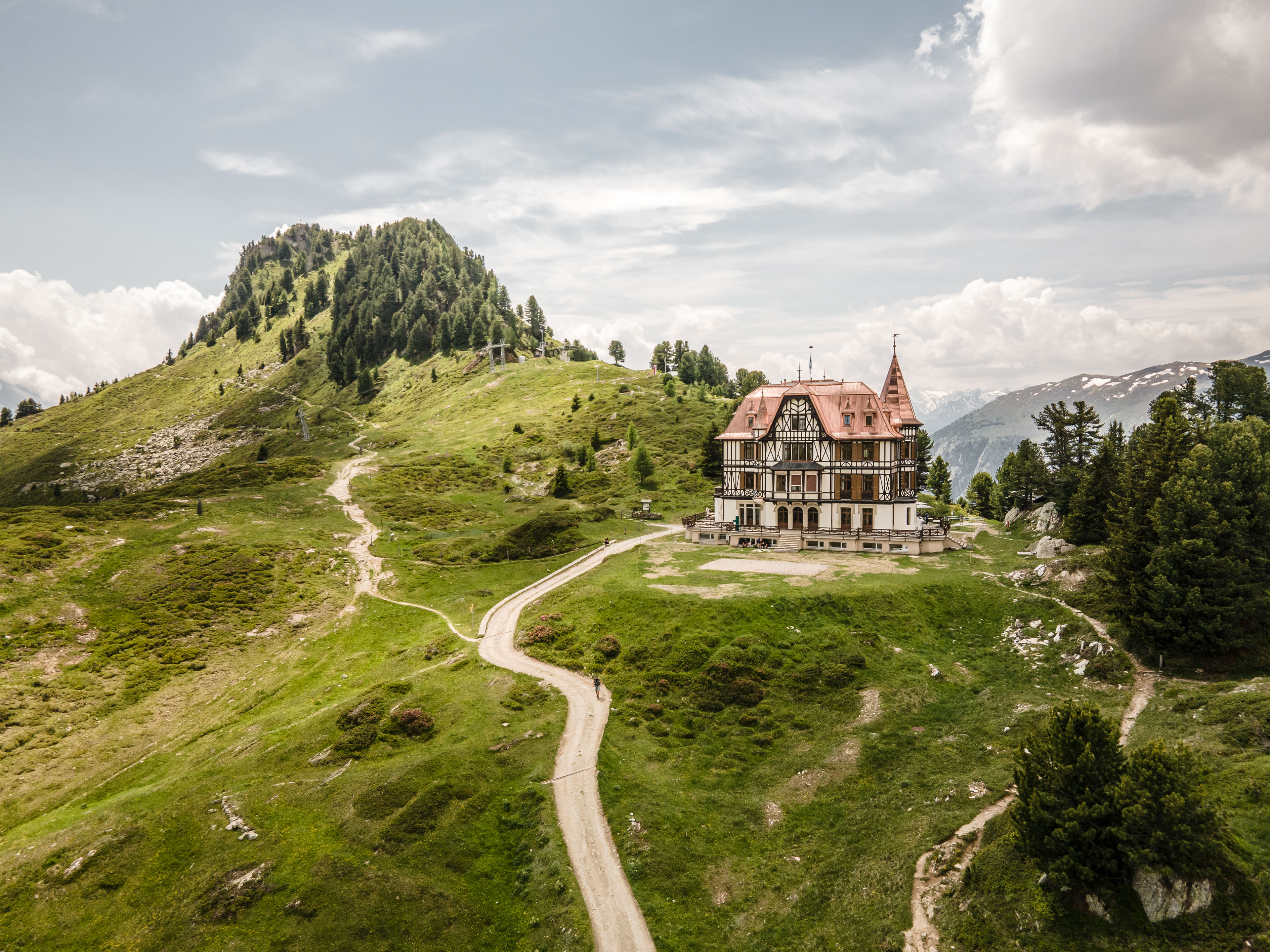 https://4981235.fs1.hubspotusercontent-eu1.net/hubfs/4981235/00-Blog-Gletschergefl%C3%BCster/villa-cassel-sommer-aletsch-arena-04.jpeg